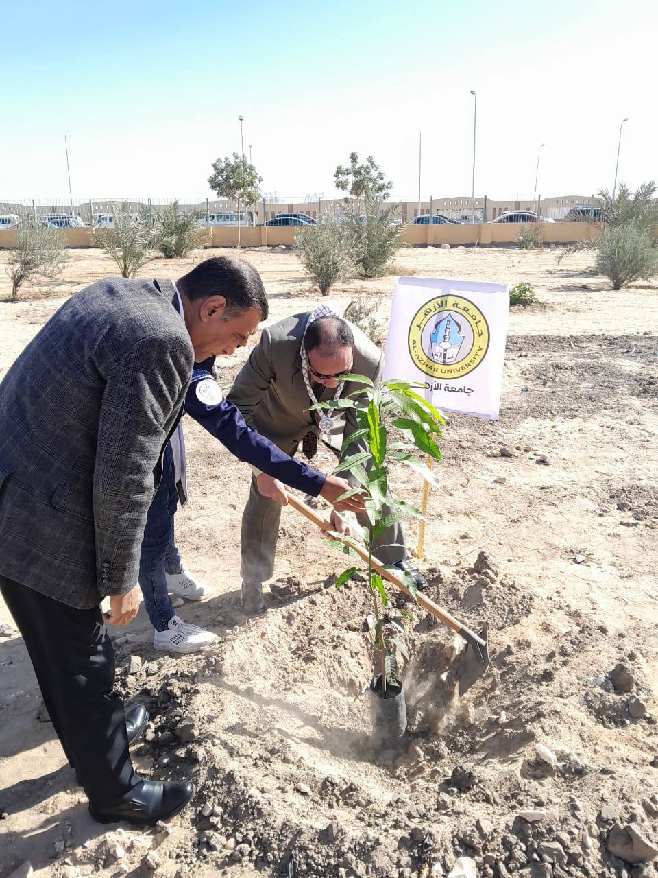 نائب رئيس جامعة الأزهر للوجه القبلي يشارك نيابة عن رئيس الجامعة في مبادرة هنجملها، خلال مؤتمر جامعة سوهاج بعنوان "الإستثمار في البحث العلمي في ضوء الاستراتيجية الوطنية للتعليم العالي"